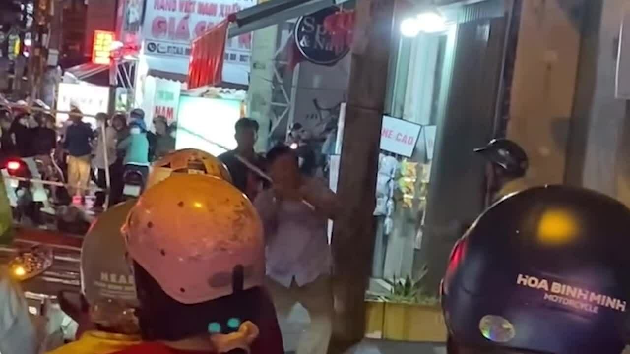 hai-nguoi-duoi-danh-nhau-tren-duong-sau-va-cham-giao-thong-1754885314 Hai người đuổi đánh nhau trên đường sau va chạm giao thông