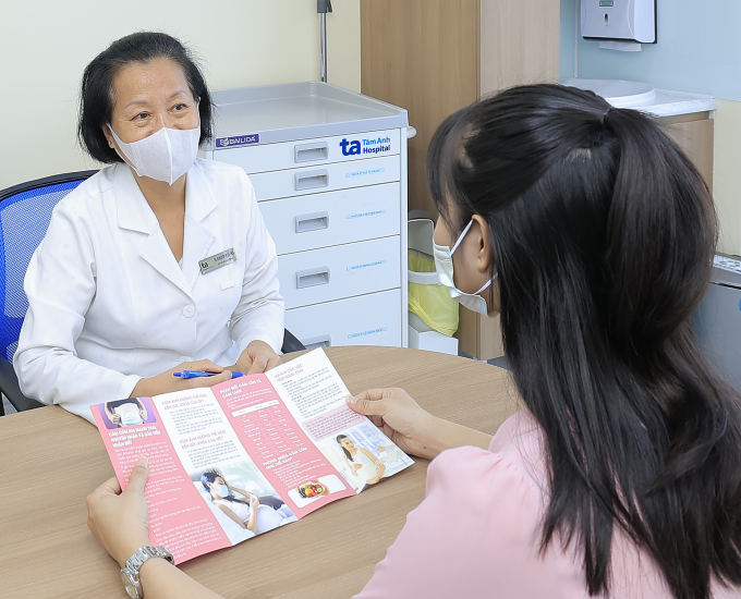 hinh-1-1754530227-1754530306-6-9373-2986-1754545976 Bác sĩ Quý Khoa tư vấn các phòng tránh bệnh lây truyền qua đường tình dục cho phụ nữ trẻ. Ảnh: Thanh Thảo