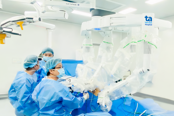 hinh-1-1754532393-6694-1754532550 Các bác sĩ phẫu thuật cấp cứu cho bà Vinh. Ảnh: Bệnh viện Đa khoa Tâm Anh