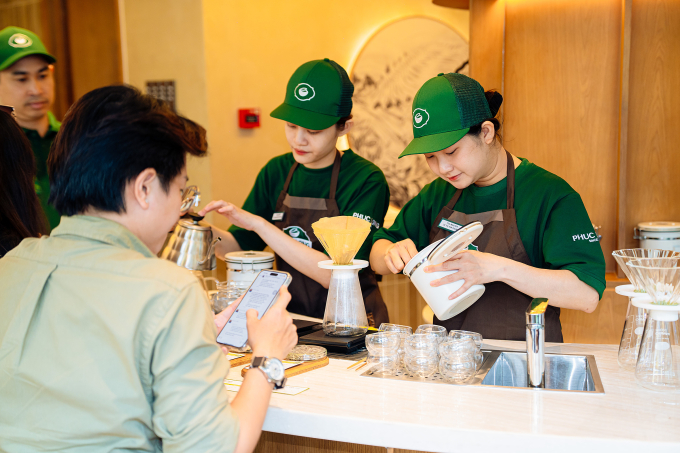 hinh-2-1-kham-pha-khu-vuc-trai-9792-2498-1755231659 Khu vực trải nghiệm các dòng trà thượng hạng. Ảnh: Phúc Long