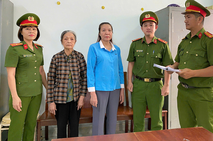 hoahong-1735889802-4115-173589-3248-1977-1755216878 Bà Giáp Thị Sông Hương (áo xanh ở giữa) và bà Trang Mỹ Nhanh bị khởi tố. Ảnh: Công an cung cấp