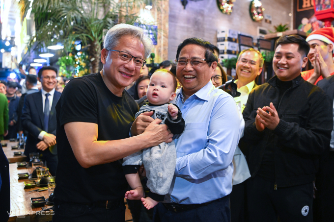 huy-6505-1754660050-4612-1754660096 Thủ tướng Phạm Minh Chính cùng CEO Nvidia Jensen Huang dạo phố cổ trong chuyến thăm lần thứ hai của ông Huang tới Việt Nam cuối năm 2024. Ảnh: Giang Huy