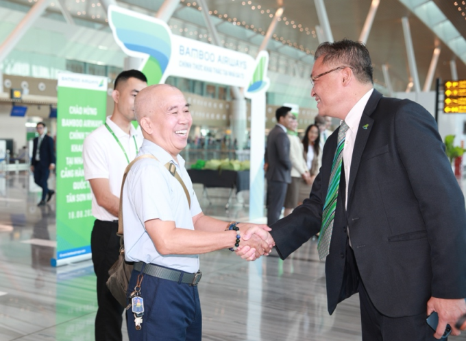image-689571371-extractword-4-3715-5455-1755513185 Tổng giám đốc Trương Phương Thành (phải) chào đón và tri ân các khách hàng thân thiết của Hãng đến tham dự sự kiện