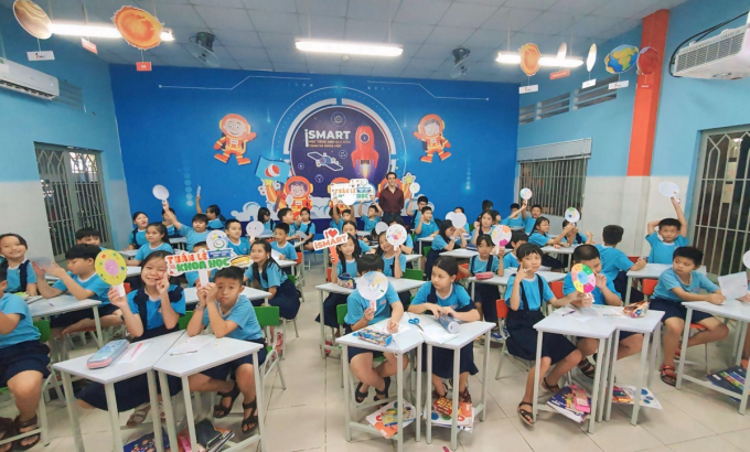image-extractword-1-out-9994-1753972717 Các em học sinh trong một buổi học tiếng Anh ứng dụng công nghệ cùng iSmart Education. Ảnh: iSmart