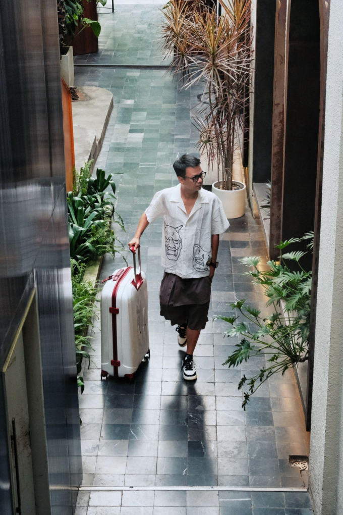 image-extractword-2-out-4644-1754466383 Vali We Are Glam được travel blogger Sam Lang Thang xem như phụ kiện gắn liền hình ảnh cá nhân. Ảnh: NVCC