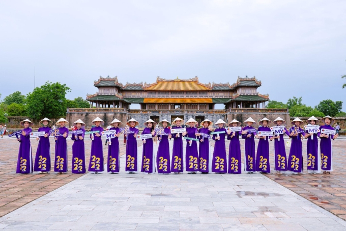 image001-1754390220-4417-1754390434 Áo dài tím truyền thống nổi bật tại Đại Nội Huế, hưởng ứng chiến dịch 2.222 nhà thuốc. Ảnh: LC