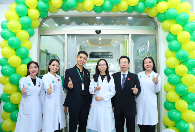img-0221-1754896103-9968-1754896482 Bác sĩ Châu (thứ hai từ phải sang), bác sĩ Nhi (thứ ba từ phải sang) cùng đội ngũ nhân viên dịch vụ Kiểm soát cận thị. Ảnh: Bệnh viện cung cấp