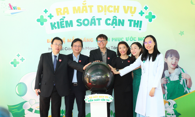 img-0422-1754895606-1754896000-1256-1754896482 Các bác sĩ Mắt Sài Gòn trong lễ ra mắt dịch vụ Kiểm soát cận thị. Ảnh: Bệnh viện cung cấp