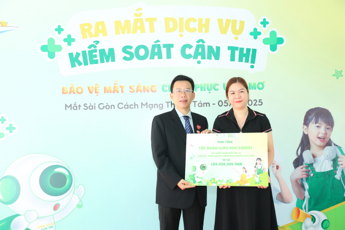 img-0446-1754895871-6589-1754896482 BS.CKII Tăng Hồng Châu - đại diện bệnh viện trao suất khám miễn phí đến đại diện các trường học. Ảnh: Bệnh viện cung cấp