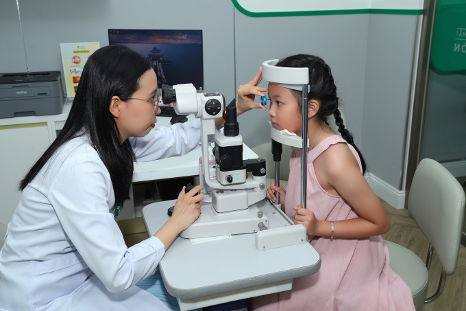 img-0514-1754895486-8951-1754896481 ThS.BS Nguyễn Huỳnh Yến Nhi - Trưởng khoa Kiểm soát cận thị Mắt Sài Gòn Cách Mạng Tháng Tám đang kiểm tra thị lực cho trẻ. Ảnh: Bệnh viện cung cấp