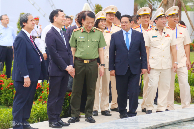 img-9791-jpg-1755514115-3221-1755514826 Thủ tướng Phạm Minh Chính cùng lãnh đạo các Bộ, ngành tham quan Trung tâm dữ liệu quốc gia số 1, chiều 18/8. Ảnh: Phạm Dự