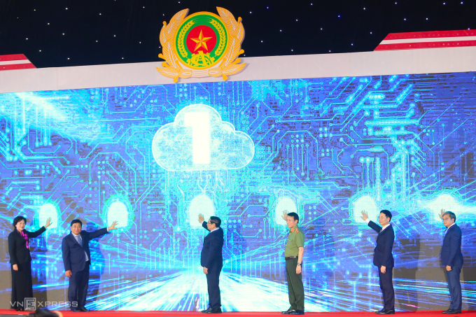 img-9978-jpg-1755514534-9962-1755514826 Thủ tướng Phạm Minh Chính và lãnh đạo các Bộ ngành thực hiện nghi thức khai trương trung tâm. Ảnh: Phạm Dự