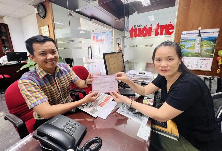 img5362-1755056170032162843405 Nữ họa sĩ Phan Phú Yên trao 100 triệu đồng cho chương trình Tiếp sức đến trường của báo Tuổi Trẻ - Ảnh 4.