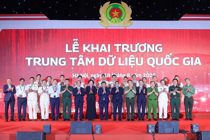 img9434-1755517726275454960938-1755520855186308901467 Khai trương Trung tâm dữ liệu quốc gia có quy mô hàng đầu Đông Nam Á - Ảnh 1.