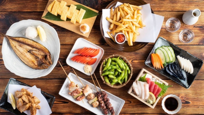 iz1-jpeg-1754126164-7477-1754128247 Một bàn ăn nhậu kiểu Nhật kèm rượu sake. Ảnh: Guide to Japanese Izakaya