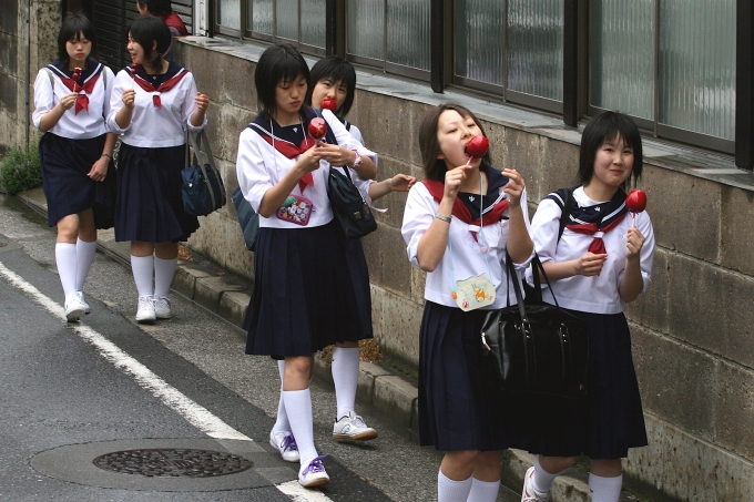 japanese-schoolgirls-walking-a-6688-1212-1754738167 Nữ sinh trên đường phố Kamakura. Ảnh: Jim Epler