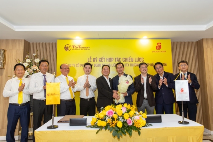 jkabgvjksdngv-1754883758-8514-1754883867 Đại diện T&T Group và Saigon Co.op trong buổi ký kết hợp tác ngày 9/8. Ảnh: T&T Group