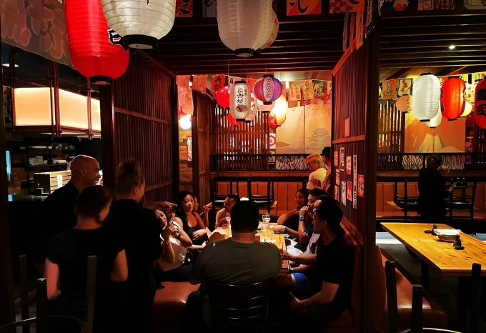 jw-jpeg-1754127974-1754127988-8782-1754128247 Bên trong một quán izakaya ở Tokyo. Ảnh: JW