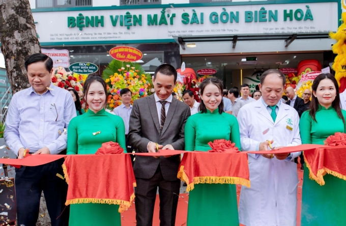 k1-1754280890-4225-1754281165 Lãnh đạo bệnh viện cùng đại diện sở ban ngành cắt băng khánh thành. Ảnh: Bệnh viện Mắt Sài Gòn Biên Hòa