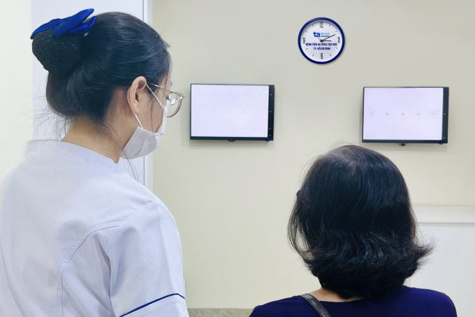 kha-m-sa-ng-lo-c-1754213965-4889-1754214423 Bà Minh được khám sàng lọc trước mổ. Ảnh: Bệnh viện Đa khoa Tâm Anh