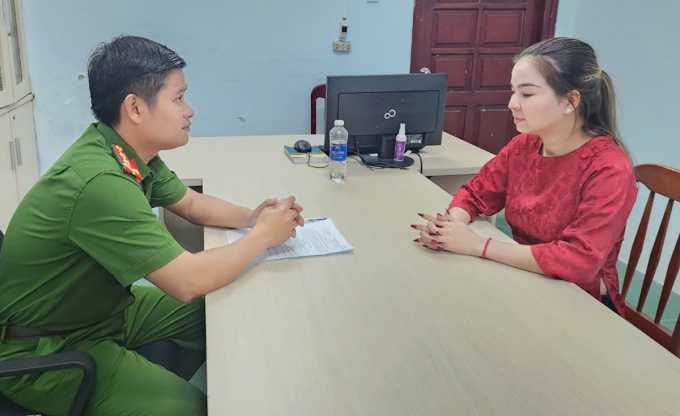 kha-tai-co-quan-cong-an-vinh-l-3773-7430-1754472951 Trần Thị Kim Kha tại cơ quan công an. Ảnh: Công an Vĩnh Long