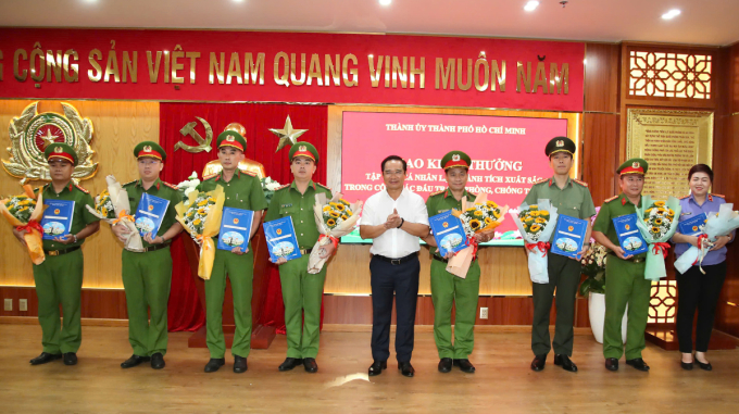 khenthuong-1755346371-2117-1755346528 Chủ tịch UBND TP HCM Nguyễn Văn Được trao khen thưởng cho các tập thể cá nhân. Ảnh: Công an cung cấp