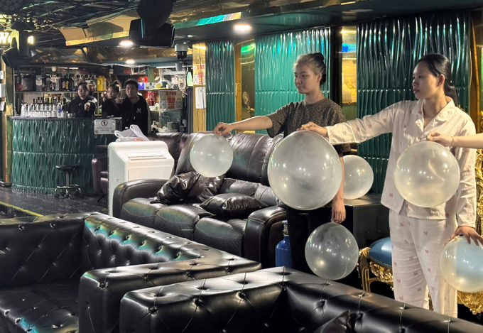 khicuoi2-1753963024-9540-1753963421 Các nhân viên cung cấp bóng cười cho khách trong quán bar. Ảnh: Công an cung cấp