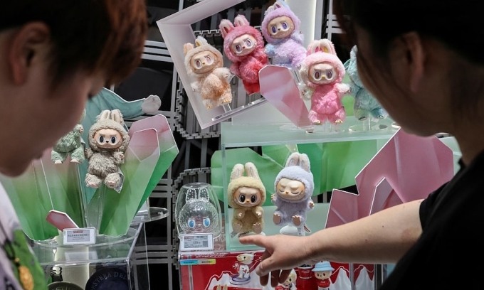 labubu-reuters-1-1755662281-17-1615-2749-1755662533-1 Búp bê Labubu bên ngoài một cửa hàng của Pop Mart tại Thượng Hải. Ảnh: Reuters