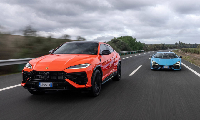 lamborghini-1-1753928925-9361-1753929072 Siêu SUV Urus SE (trái) và mẫu mới Revuelto. Ảnh: Lamborghini