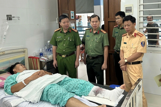 lanh-dao-cong-an-lam-dong-tham-2124-6621-1754971581 Lãnh đạo Công an tỉnh Lâm Đồng đến thăm trung tá Trung đang điều trị tại bệnh viện. Ảnh: Như Ý