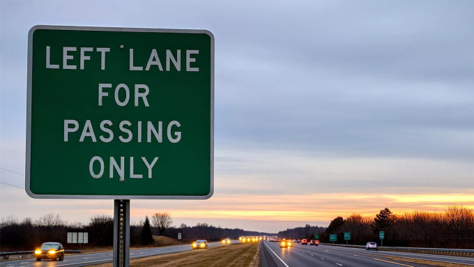 left-lane-1754809296-7401-1754809338 Biển chỉ dẫn làn trái chỉ dành cho xe vượt tại Mỹ. Ảnh: Carscoops