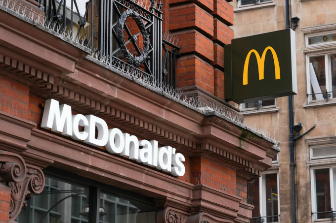 lgs2dzzs5rmwhotdawc2uxeg7i-174-5013-6087-1746106484 Bên ngoài một cửa hàng McDonalds ở London, Anh. Ảnh: Reuters