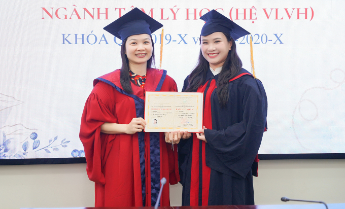log06559-1754096764-1754096805-4962-9849-1754101204 Thương (phải) tốt nghiệp cử nhân ngành Tâm lý học. Ảnh: Nhân vật cung cấp