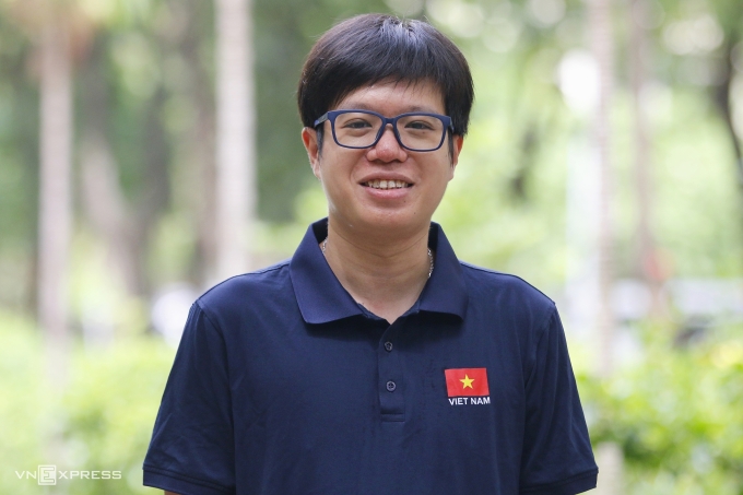 mg-1525-jpg-1754387360-1754387-7462-3683-1754388910 Thầy Trần Quang Hùng tại khuôn viên trường Đại học Khoa học Tự nhiên. Ảnh: Thanh Hằng