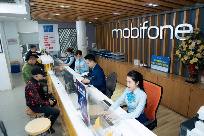 mobi-1754444557-1754444661-3262-1754444704 Khách hàng nghe tư vấn dịch vụ tại MobiFone. Ảnh: MobiFone