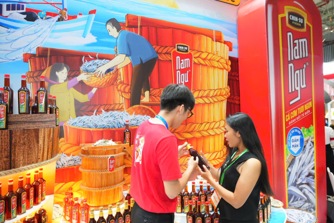 nam-ngu-chinh-thuc-len-ke-dai-8451-4465-1754641934 Khách hàng tham khảo các dòng sản phẩm nước mắm Chin-su. Ảnh: Masan
