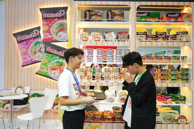 nganh-hang-thuc-pham-tien-loi-2159-3561-1754641935 Khách hàng dùng thử các sản phẩm tại gian hàng. Ảnh: Masan