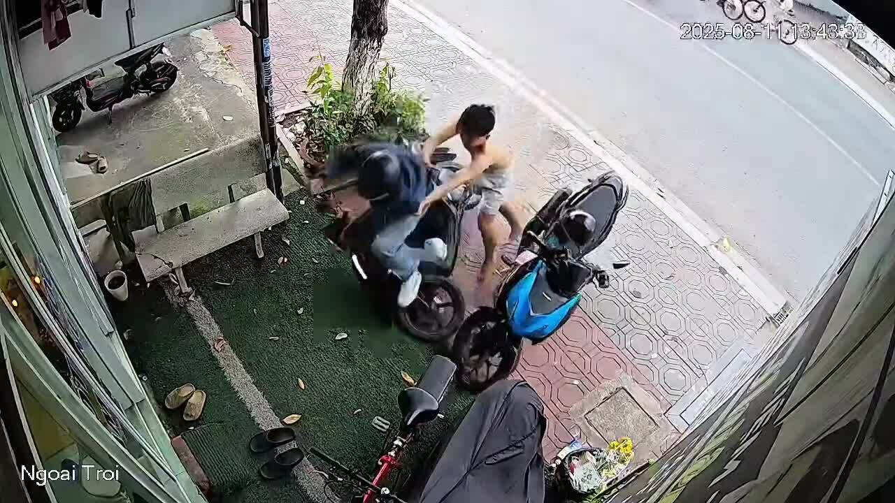 nguoi-dan-truy-bat-ke-cuop-tiem-vang-1754908909 Người dân truy bắt kẻ cướp tiệm vàng
