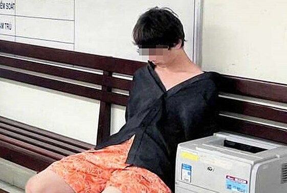 nguoinga-1754651791-1754651802-5921-1754651864 Thanh niên người Nga bị đưa về trụ sở công an khi tấn công cán bộ CSGT ở Nha Trang. Ảnh: Công an tỉnh Khánh Hòa