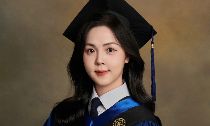 nguye-n-mai-chi-1753946086-175-7041-4386-1754059304 Nguyễn Mai Chi chụp ảnh dịp lễ tốt nghiệp Đại học Giao thông Thượng Hải hồi tháng 5. Ảnh: Nhân vật cung cấp