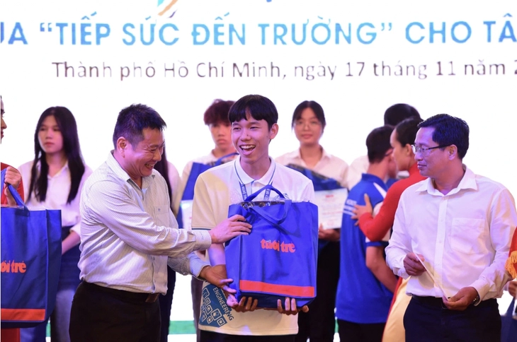 tiếp sức - Ảnh 1.