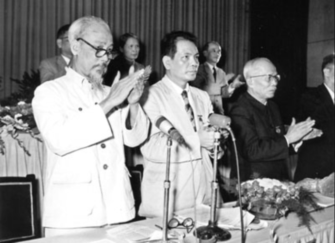 ns-nguyen-xien-png-1755243784-8354-1755251419 Giáo sư Nguyễn Xiển (giữa) đứng cạnh Chủ tịch Hồ Chí Minh trong Đoàn Chủ tịch kỳ họp Quốc hội năm 1957. Ảnh: Gia đình cung cấp