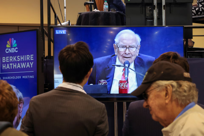 odzfojt2jbp7vlpez47mk52vke-175-5324-4945-1754199924 Warren Buffett, Chủ tịch kiêm CEO Berkshire Hathaway, phát biểu tại đại hội cổ đông thường niên công ty tại Omaha, Nebraska, Mỹ, ngày 3/5. Ảnh: Reuters