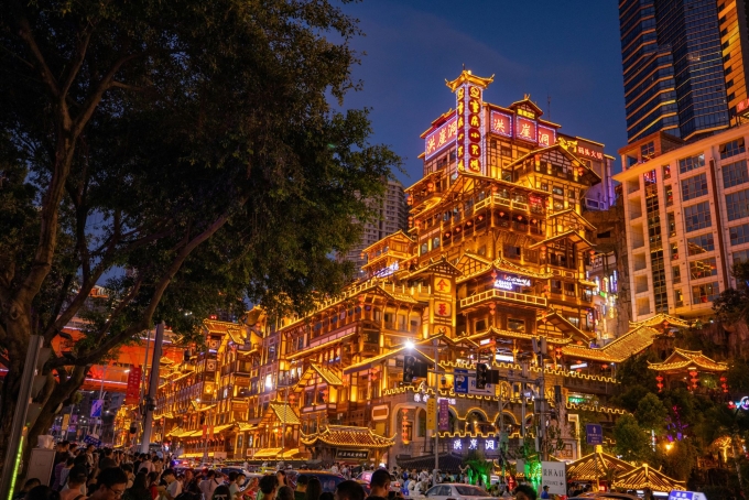 pexels-tom-zhou-228473-1478519-7257-6982-1755220981 Khu phố đêm Trung Quốc rực rỡ ánh đèn. Ảnh: Pexels