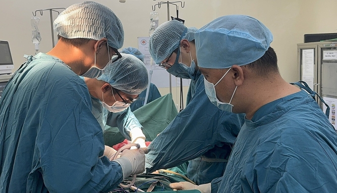 pha-u-thua-t-1755212587-175521-4171-8148-1755220544 Các bác sĩ phẫu thuật cho bệnh nhân. Ảnh: Bệnh viện cung cấp