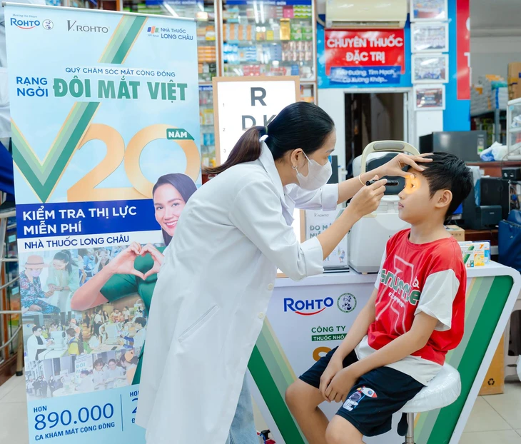photo-1754909650274-17549096506991131421994 Long Châu và V.Rohto tầm soát thị lực miễn phí - Vì sức khỏe đôi mắt Việt - Ảnh 1.