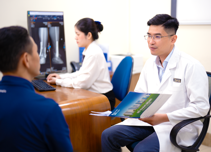 pic-2-1-1755252826-1755252841-4622-3935-1755253982 Bác sĩ Huy dặn dò bệnh nhân trước khi xuất viện. Ảnh minh họa: Bệnh viện Đa khoa Tâm Anh