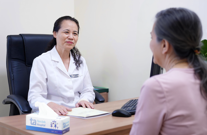 pic-2-1754884025-6106-1754884277 PGS Hoa dặn dò người bệnh sau khi tiêm kháng thể đơn dòng Denosumab trị loãng xương. Ảnh: Bệnh viện Đa khoa Tâm Anh