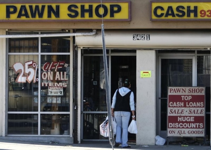 pn-shop-reu-1755579184-3018-1755579246 Một hiệu cầm đồ ở Los Angeles (Mỹ). Ảnh: Reuters