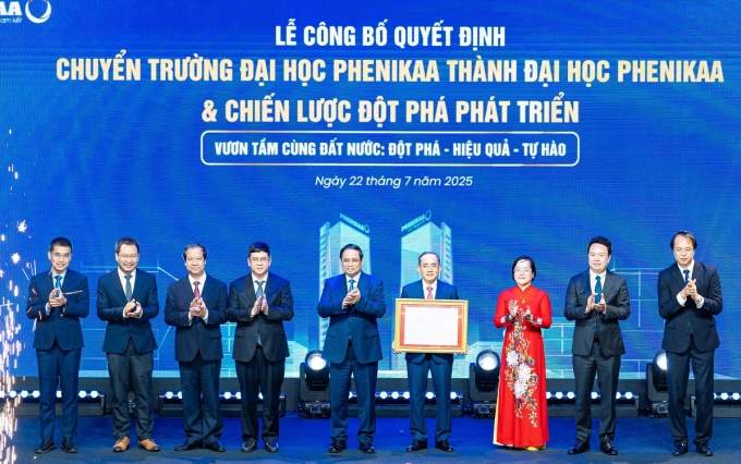 pu-1755443562-4838-1755443701 Thủ tướng Phạm Minh Chính trao Quyết định chuyển mô hình thành Đại học Phenikaa cho Ban lãnh đạo Đại học Phenikaa ngày 22/7. Ảnh: Đại học Phenikaa
